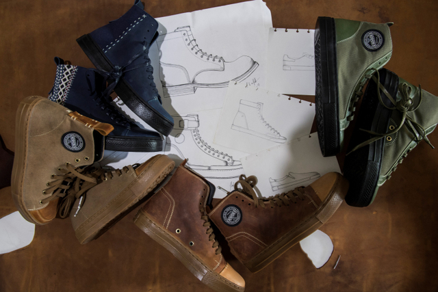 Desain dan sepatu Exodos57 seusai melewati pemeriksaan kualitas mutu di gudang penyimpanan, Bandung, Jawa Barat. Foto: M Agung Rajasa/ANTARA FOTO