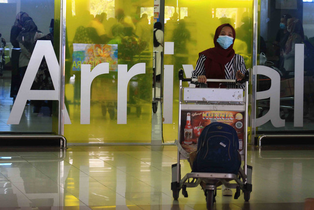 Suasana kedatangan penumpang domestik di Bandara Internasional Minangkabau, Minggu 2 Mei 2021. Foto: MN Hendra/Langkan/Kumparan