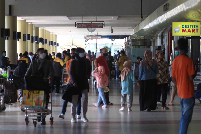 Suasanan di terminal Bandara Internasional Minangkabau, Minggu 2 Mei 2021. Foto: Langkan/Kumparan
