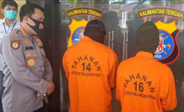 Kedua tersangka persetubuhan anak di bawah umur saat dihadirkan dalam pers rilis di Mapolresta Palangka Raya.