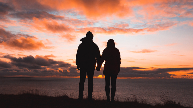 Ilustrasi dua orang yang mencintai Allah. Foto: Unsplash.com/alexiby