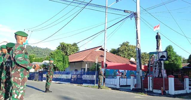 Personel TNI Dari Batalyon 764 Iamba Baua Kaimana saat mengibari Bendera Merah Putih di Ujung Tugu Pepera Kaimana