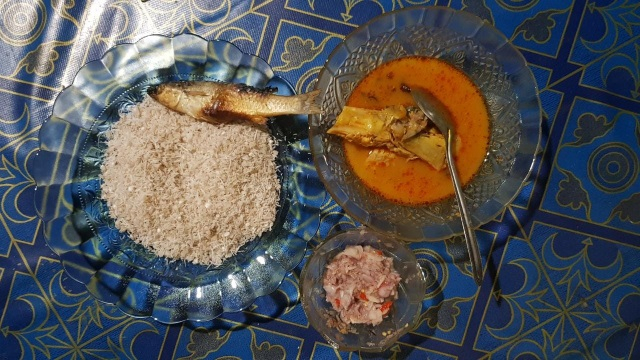 Gubal sagu yang disajikan bersama mencalok, gulai ikan dan ikan bakar. Foto: Hasrullah/kepripedia.com