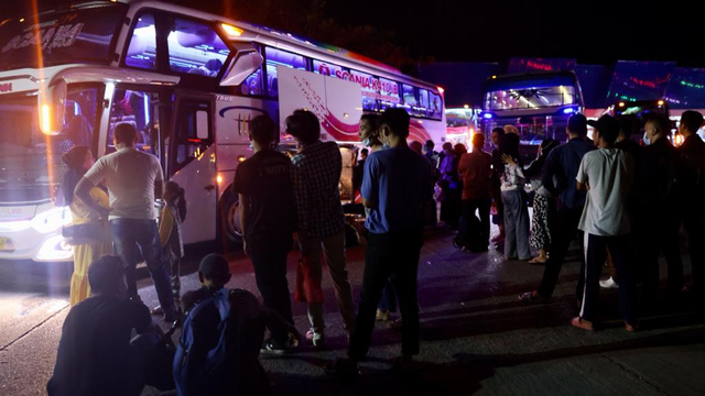 Suasana di Terminal Bus Batoh, Kota Banda Aceh, pada Sabtu (1/5) malam, terlihat mulai ramai mendekati Hari Raya Idul Fitri 1442 H. Foto: Suparta/acehkini
