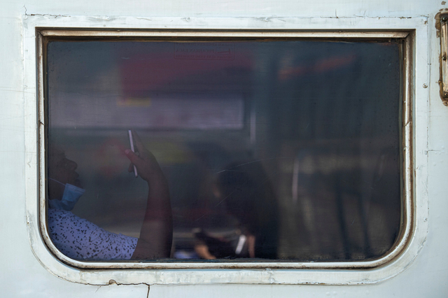 Calon penumpang duduk di dalam gerbong kereta api Serello tujuan Palembang-Lubuklinggau menunggu jadwal keberangkatan di Stasiun Kertapati, Palembang. Foto: Nova Wahyudi/Antara Foto