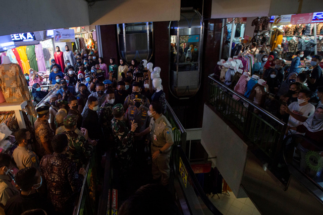 Gubernur DKI Jakarta Anies Baswedan (kanan) bersama Panglima Kodam Jaya (ketiga kiri) dan Kapolda Metro Jaya (kedua kanan) meninjau Pasar Tanah Abang. Foto: Aditya Pradana Putra/Antara Foto