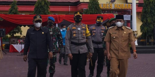 Wakil Bupati Kotawaringin Barat (Kobar) Ahmadi Riansyah dan juga Kapolres Kotawaringin Barat, AKBP Devy Firmansyah saat apel gabungan dan pendatanganan deklarasi bersama peniadaan mudik hari raya Idul fitri Tahun 1442 H. Senin, (26/04) lalu. Foto: PROKOM.