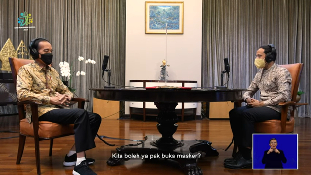 Momen saat Presiden Jokowi bersama Mendikbud Nadiem Makarim di Peringatan Hari Pendidikan Nasional 2021 Foto: Youtube/KEMENDIKBUD RI