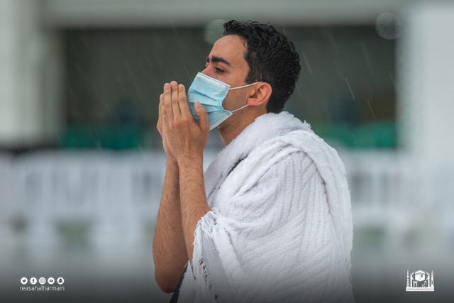 Jemaah umrah di Masjidil Haram, Makkah, saat hujan turun. Foto: Twitter/@ReasahAlharmain