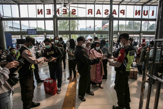 Calon penumpang antre untuk memasuki Stasiun Pasar Senen di Jakarta, Minggu (2/5/2021). Foto: Dhemas Reviyanto/ANTARA FOTO