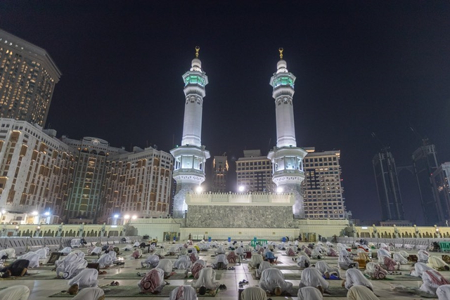 Jemaah mengikuti salat Tahajud di Masjidil Haram pada malam ke-21 Ramadhan, Minggu (2/5). Foto: Twitter/@ReasahAlharmain