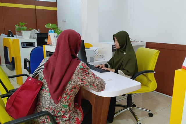 Aparat Sipil Negara melayani wajib pajak perempuan (Foto: Ditjen Pajak/Pajak.go.id)