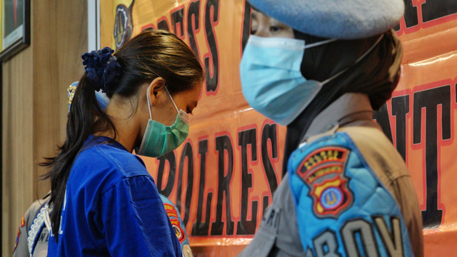 Polisi menunjukkan NA (25) warga Majalengka terduga pelaku pengiriman sate beracun yang menewaskan Naba Faiz Prasetya (10) saat rilis kasus di Polres Bantul, D.I Yogyakarta, Senin (3/5). Foto: Andreas Fitri Atmoko/ANTARA FOTO
