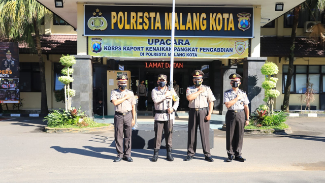 Kombes Pol Leonardus Simarmata bersama anggotanya yang mendapatkan kenaikan pangkat (Foto: Timsus Makota)