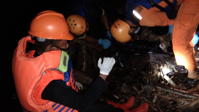 TIM SAR gabungan mengevakuasi jenazah korban longsor di Tapanuli Selatan. Foto: Dok. Istimewa