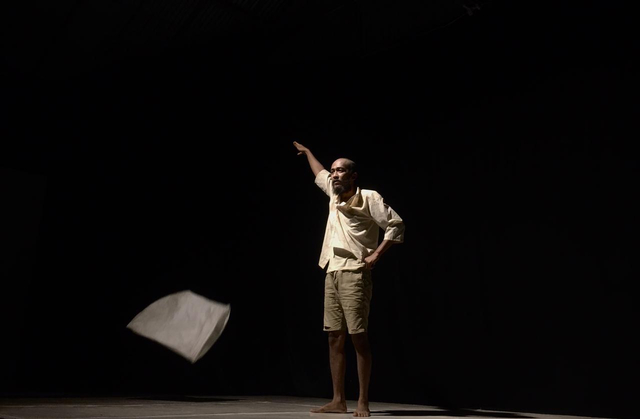 Sandi Muliawarman menampilkan teater monolog Legenda Wongasu. Foto: Try Saskya