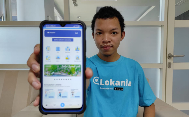 Mas Syahdan Filsafan saat menunjukkan aplikasi Lokania. Foto-foto: Masruroh/Basra