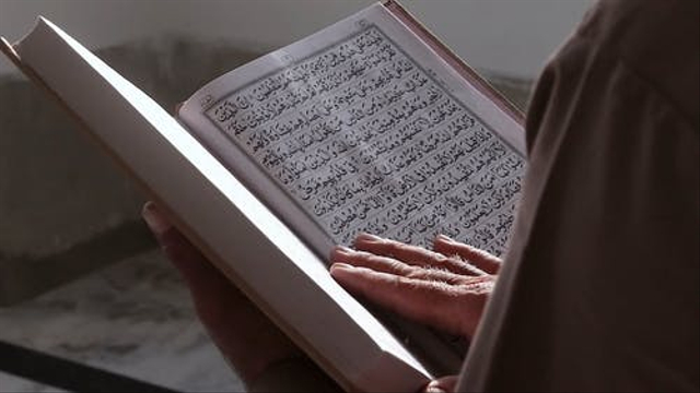 Ilustrasi Membaca Surat Yasin. Foto: dok. https://pexels.com