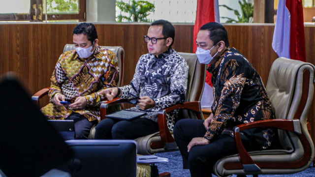 Ketua Dewan Pengurus APEKSI Bima Arya (tengah) didampingi Wali Kota Semarang Hendrar Prihadi (kanan) dan Wali Kota Tangerang Arief Wismansyah (kiri). Foto: Pemkot Bogor