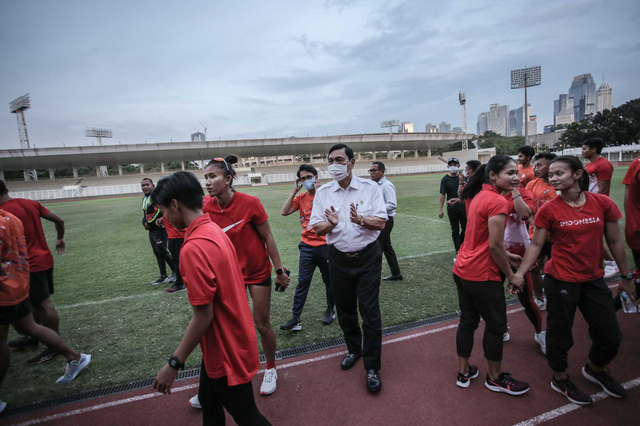 Ketua Umum PB PASI Luhut Binsar Pandjaitan meninjau proses latihan atlet pelatnas atletik di Stadion Madya, Senayan, Jakarta, Senin (3/5/2021). Foto: Dhemas Reviyanto/ANTARA FOTO