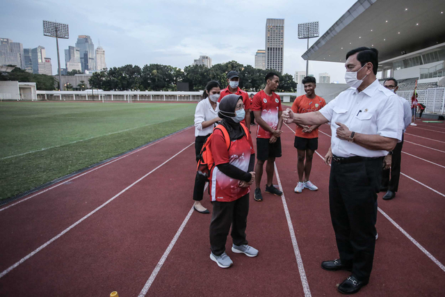 Ketua Umum PB PASI Luhut Binsar Pandjaitan meninjau proses latihan atlet pelatnas atletik di Stadion Madya, Senayan, Jakarta, Senin (3/5/2021). Foto: Dhemas Reviyanto/ANTARA FOTO