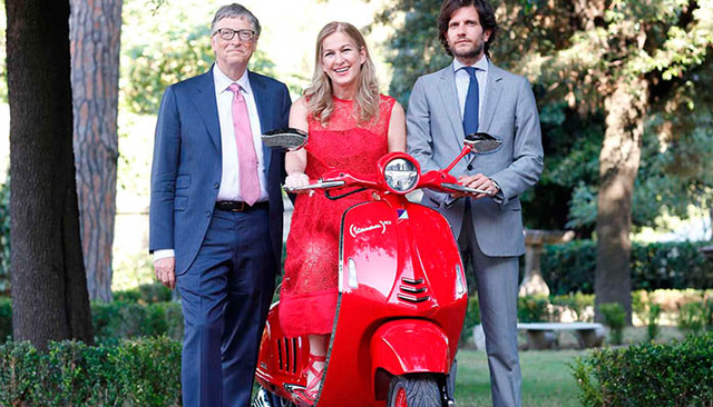 Bill Gates & Melinda Gates di atas (VESPA 946) RED. Foto: dok. Vespa