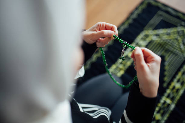 Ilustrasi memanjatkan bacaan wirid atau dzikir setelah melaksanakan sholat Foto: iStock