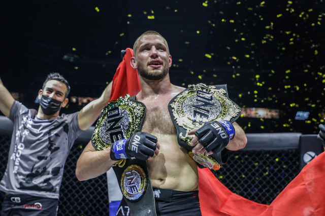 Reinier de Ridder menyandang sabuk Juara Dunia ONE Middleweight dan ONE Light Heavyweight usai mengalahkan Aung La N Sang pada 29 April di ONE on TNT IV. Photo: ONE Championship