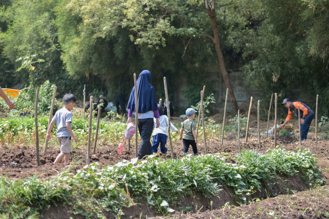 Anak autis sedang melakukan kegiatan wisata alam