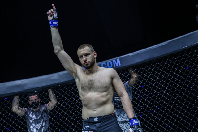 Reinier de Ridder memamerkan dua sabuk Juara Dunia ONE Championship usai mengalahkan Aung La N Sang di ONE on TNT IV pada Kamis, 29 April. Photo: ONE Championship
