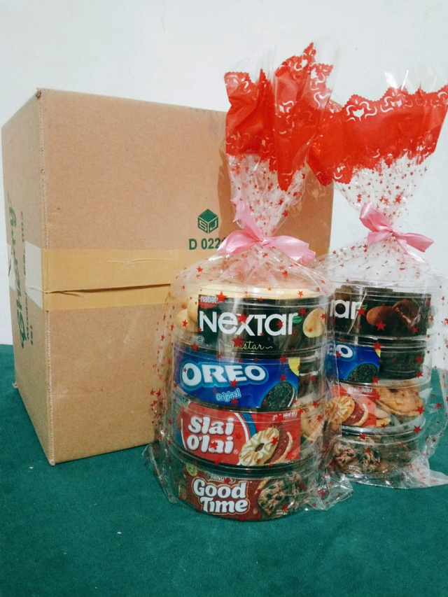 Paket makanan yang dibungkus dalam kardus dan plastik. Sumber : Milik Pribadi.  