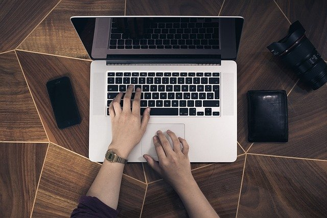 Cara cek KK online bisa dilakukan dengan mudah di rumah. Foto: Https://pixabay.com/
