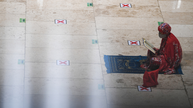 Seorang jamaah membaca Al Quran di Masjid Istiqlal, Jakarta, Selasa (4/5/2021). Foto: Wahyu Putro A/ANTARA FOTO
