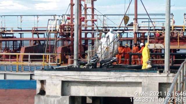 EVAKUASI kapten kapal MT Ark Progress berbendera India, JRM, oleh Polres Dumai bersama-sama Dinkes dan KKP, Minggu (2/5/2021). JRM merupakan WN India. 