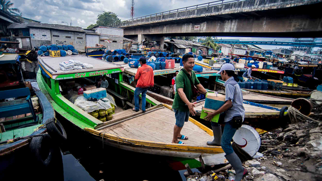 Warga naik ke atas kapal saat akan mudik lebaran ke Muara Gembong (Bekasi) di Pelabuhan Cilincing, Jakarta, Selasa (4/5/2021). Foto: Muhammad Adimaja/ANTARA FOTO