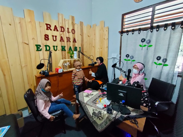 Para siswa TK ABA Penggung Kulon Progo sedang bersiap siaran di Radio Suara Edukasi
