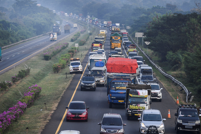 Sejumlah kendaraan memadati ruas Jalan Tol Palimanan-Kanci di Cirebon, Jawa Barat, Rabu (5/5).  Foto: Hafidz Mubarak A/ANTARA FOTO