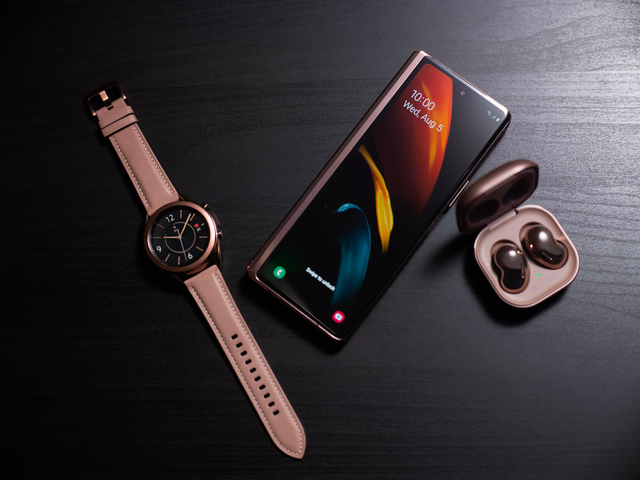 Samsung Galaxy Z Fold 2, Samsung Galaxy Buds Live, dan Samsung Galaxy Watch 3. Foto: Samsung