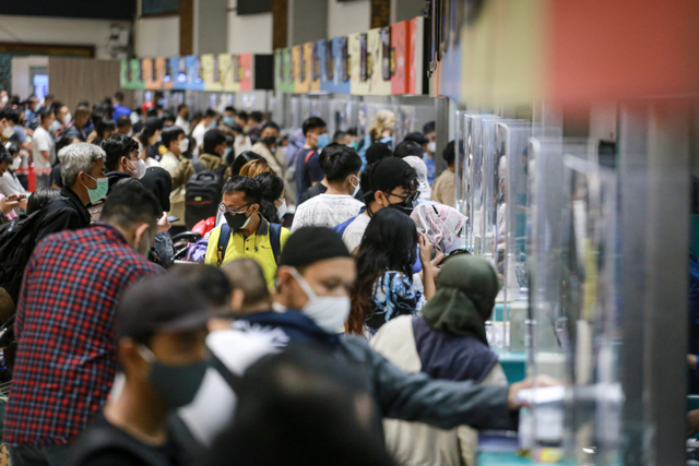 Calon penumpang pesawat mengantre saat lapor diri di Terminal 2 Bandara Soekarno Hatta, Tangerang, Banten, Rabu (5/5).  Foto: Fauzan/ANTARA FOTO