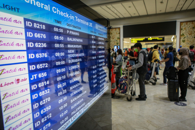Calon penumpang pesawat mengantre saat lapor diri di Terminal 2 Bandara Soekarno Hatta, Tangerang, Banten, Rabu (5/5). Foto: Fauzan/ANTARA FOTO