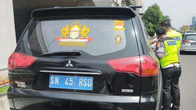 Polisi menindak pengemudi mobil yang mengaku sebagai warga Negara Kekaisaran Sunda Nusantara. Foto: Dok. Istimewa