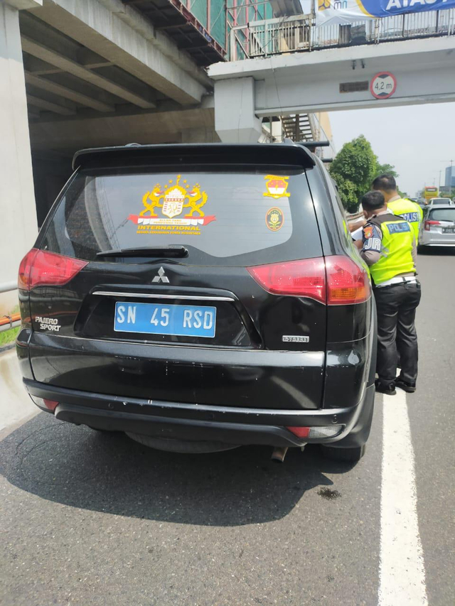 Polisi menindak pengemudi mobil yang mengaku sebagai warga Negara Kekaisaran Sunda Nusantara. Foto: Dok. Istimewa