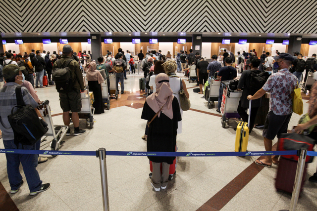 Calon penumpang mengantre di loket check in Bandara Internasional Juanda Surabaya di Sidoarjo, Jawa Timur, Rabu (5/5).  Foto: Umarul Faruq/ANTARA FOTO