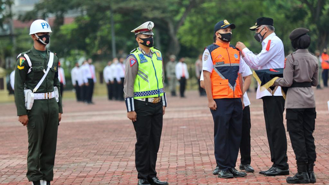 Gubernur Aceh memasang pita tanda operasi kepada personel di Mapolda Aceh. Foto: Suparta/acehkini 