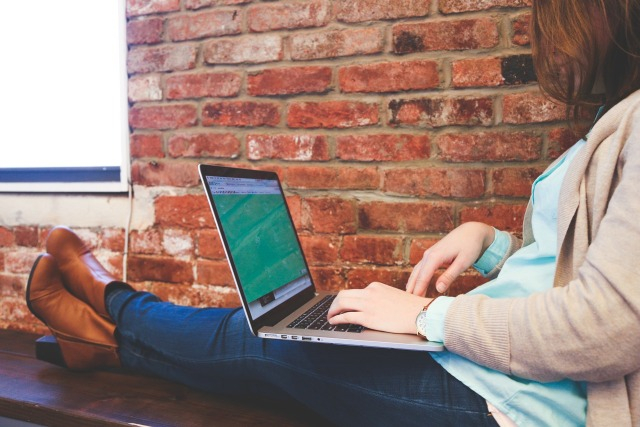 Ilustrasi pengguna melakukan cara download aplikasi di laptop (Foto: Pixabay).