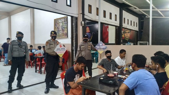 Polisi sosialisasi pencegahan COVID-19 ke warung-warung. Foto: Adi Warsidi/acehkini