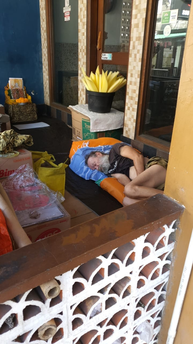 WN Italia, HR Albani Roberto (75) mengemis karena usahanya bangkrut di tengah pandemi COVID-19. Foto: Dok. Istimewa