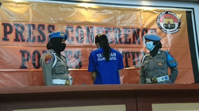 Polisi menggelar jumpa pers bersama NA (25) warga Majalengka terduga pelaku pengiriman sate beracun yang menewaskan Naba Faiz Prasetya (10)  di Polres Bantul, D.I Yogyakarta, Senin (3/5). Foto: Widi Erha Pradana