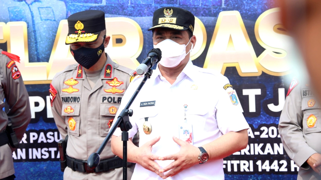 Wakil Gubernur Provinsi DKI Jakarta, Ahmad Riza Patria pada Apel Pasukan "Operasi Ketupat Jaya 2021" di Lapangan Presisi Polda Metro Jaya, Selasa (5/5). Foto: PPID DKI Jakarta