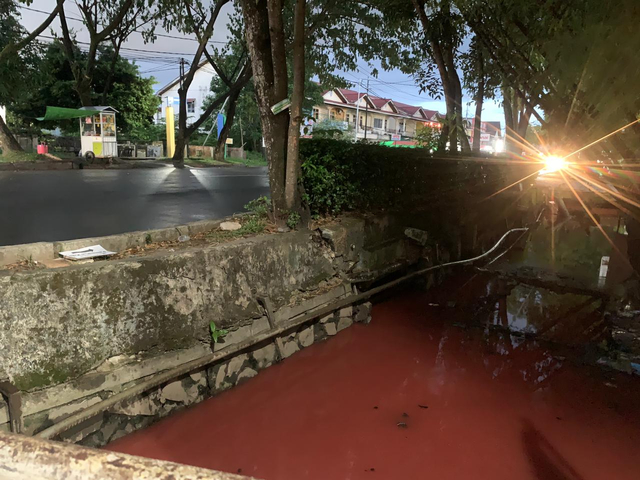 Air parit di Jalan Dr Wahidin Pontianak berubah menjadi bewarna merah. Foto: Teri/Hi!Pontianak